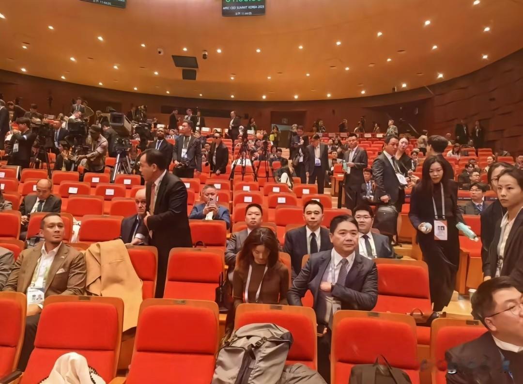 刘强东跟奶茶妹的表现让人看不懂了，以前奶茶妹看东哥几乎全是崇拜的眼神，眼里都是光