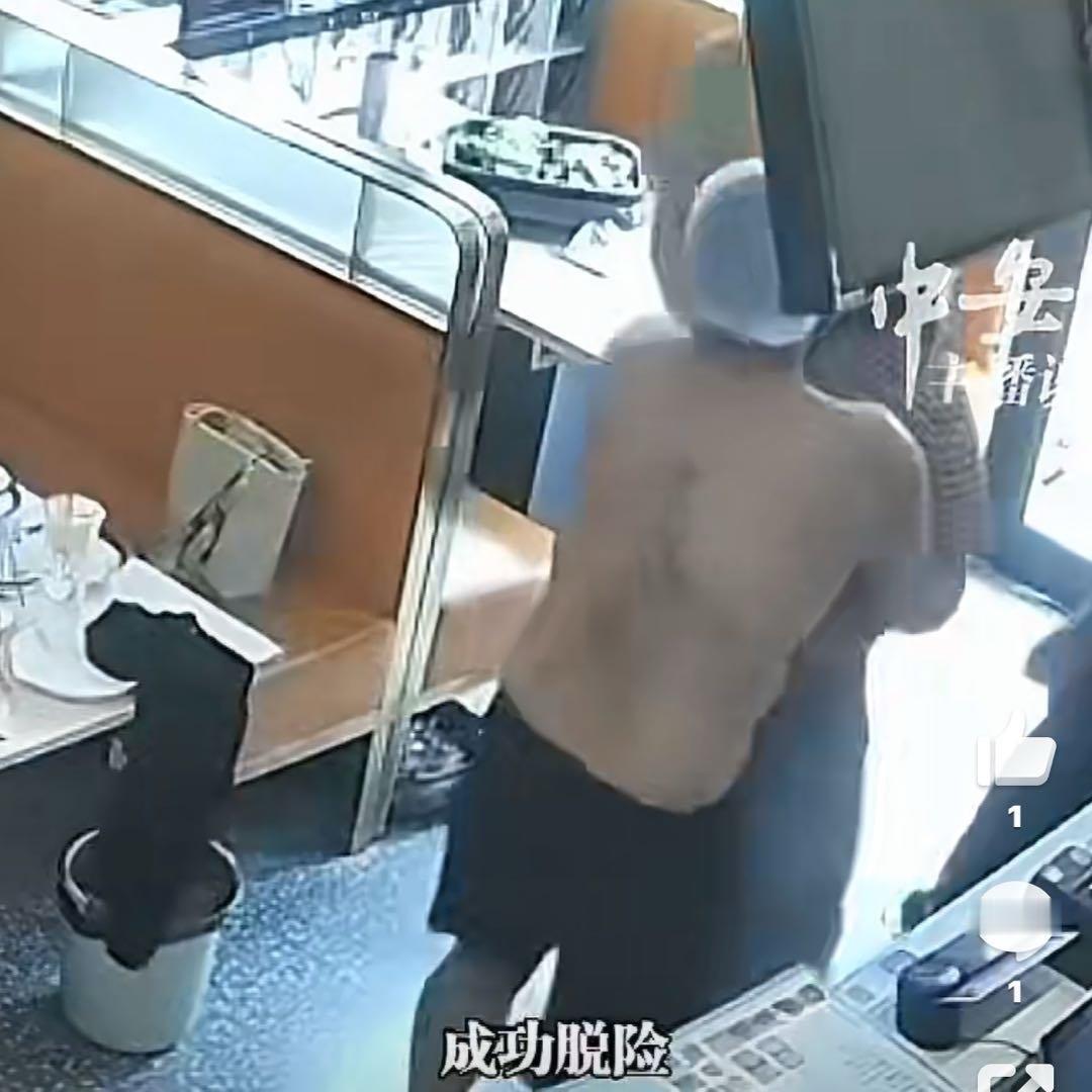 江苏苏州这家烤鱼店发生的事，看完真的让人心里又暖又堵得慌。店里的女顾客吃饭时突然