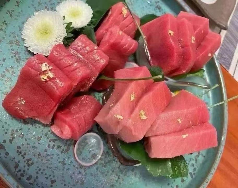 其实我看了一下日本人的饮食，很多是被我们认为不健康的。比如说吃生的鱼类，我们