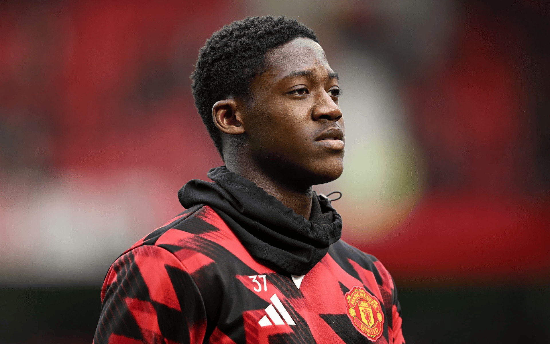 电讯报: 超过10家球队想签梅努;曼联内部对阿莫林态度担忧