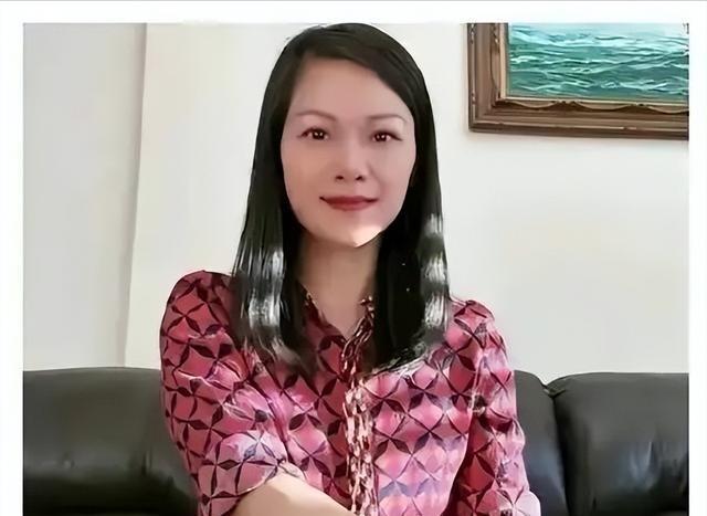 中国知名美女作家曾称在国内压抑不自由，让她活不下去，于是她抛弃父母，带着年幼的女