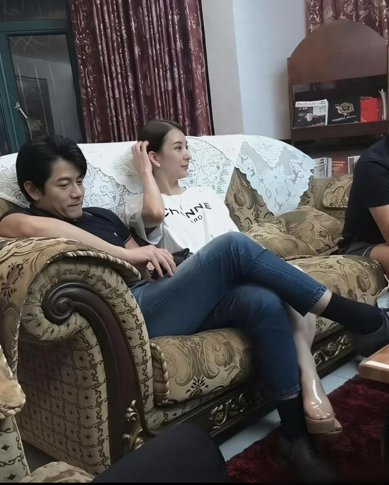 方媛有什么特殊魅力，把郭天王迷住了，直到我看到这个照片，俩人坐在沙发上靠那么近，方媛把脚贴在郭富城小