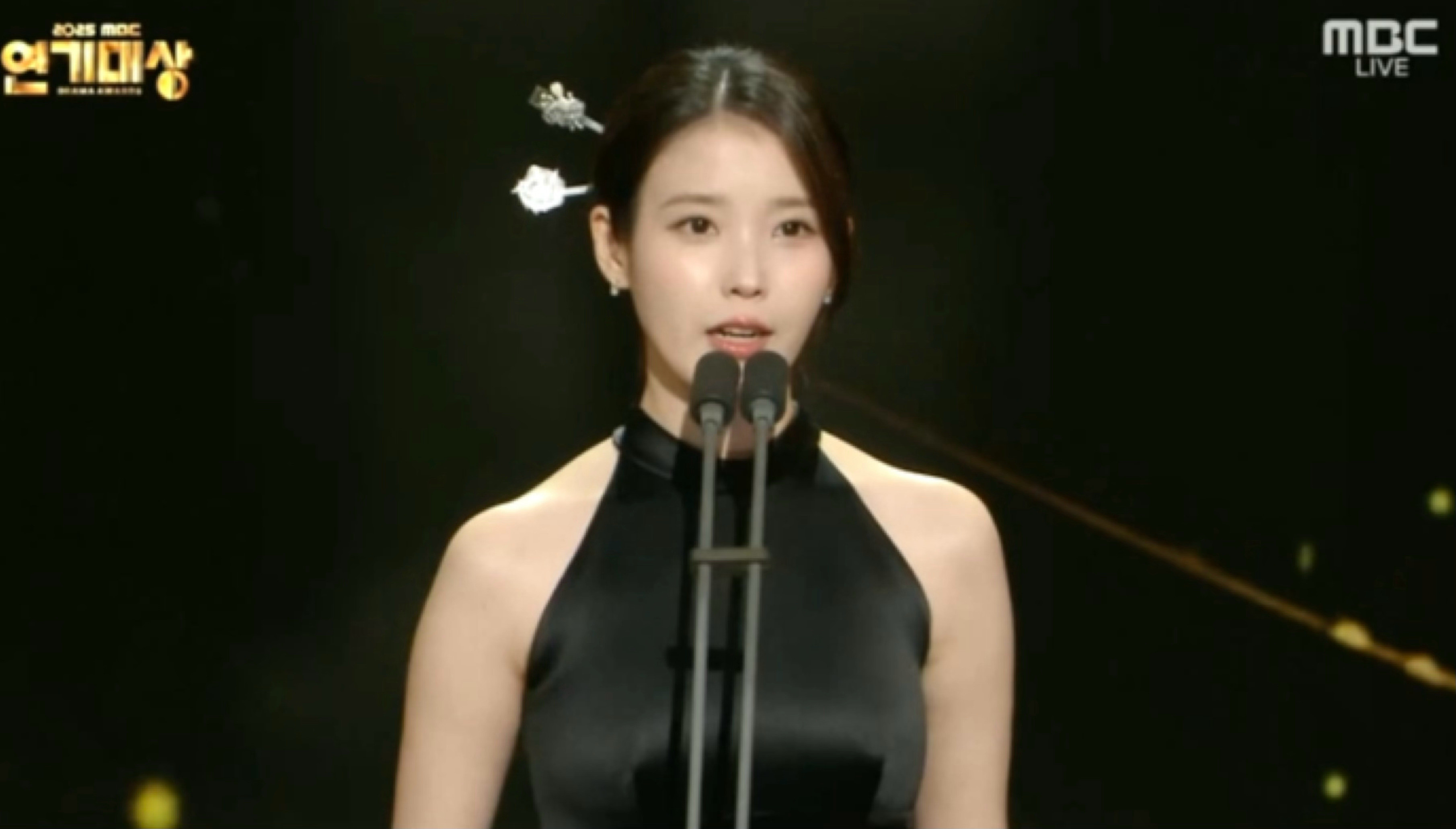 朕还是第一次见这样的IUIU黑旗袍簪发造型IU黑裙簪发造型