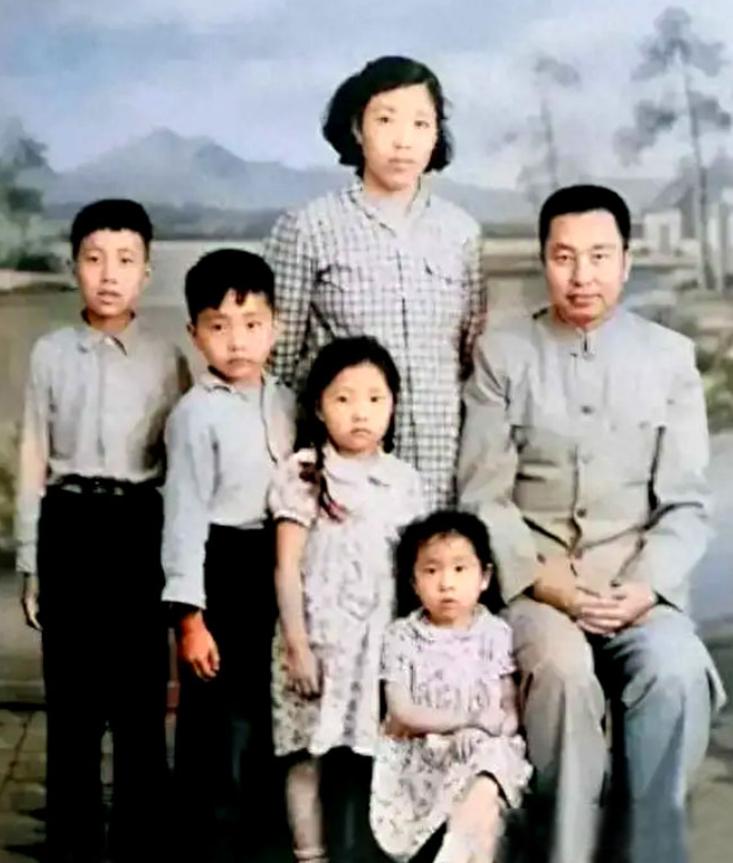 华国锋有四个孩子，都担任过什么职务呢？很多人不知道的是，“华国锋”这个名字其实是