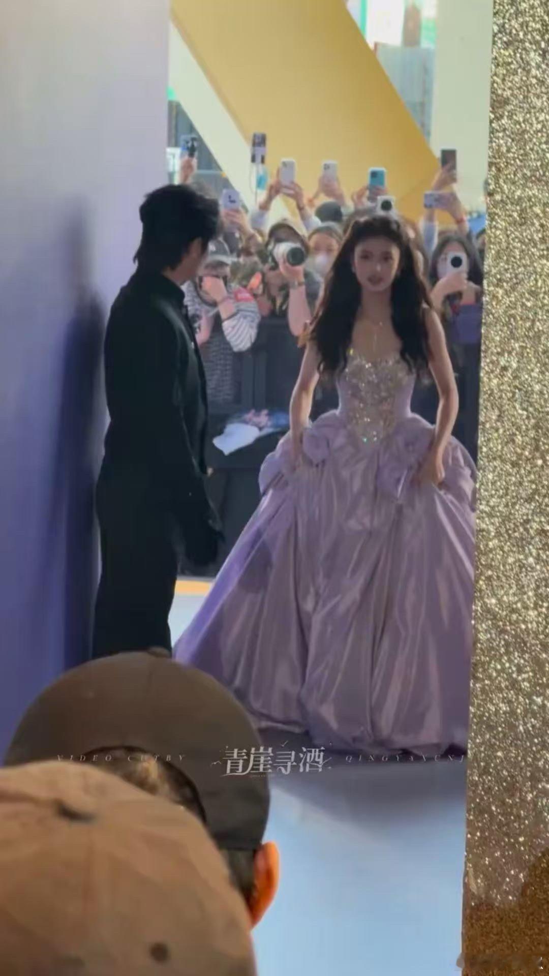 艾米一种气血充足的美艾米的红毯造型兼具优雅与俏皮，裙摆的流动感让她行走间更显轻