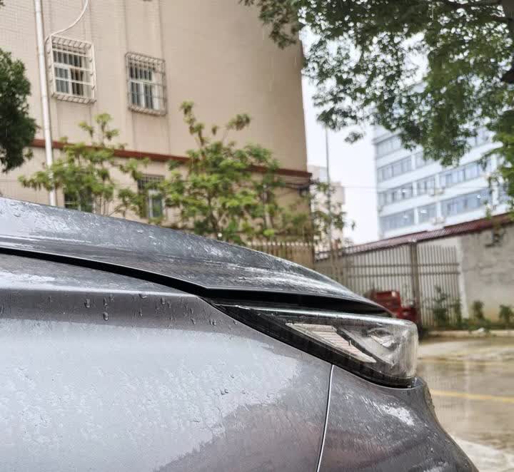 今天又下雨了！我停车时发现停在我左侧车位的车子的引擎盖“与众不同”，它的缝隙太大