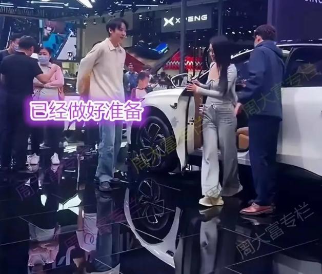男子带女友买车，在车展上求婚，女友断然拒绝：我只要车，不要你人！一个男的，月