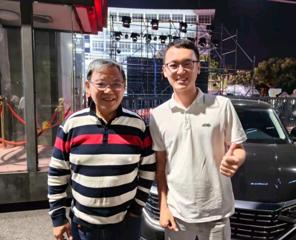 74岁李立群在江西街头被偶遇，大晚上的，他一个人站在路边拿手机直播。他整个人看起