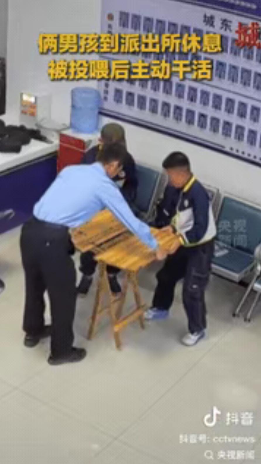 湖北黄石的派出所大厅，两个穿校服的小男孩站在门口小声问“在这坐一会行吗，家长没在