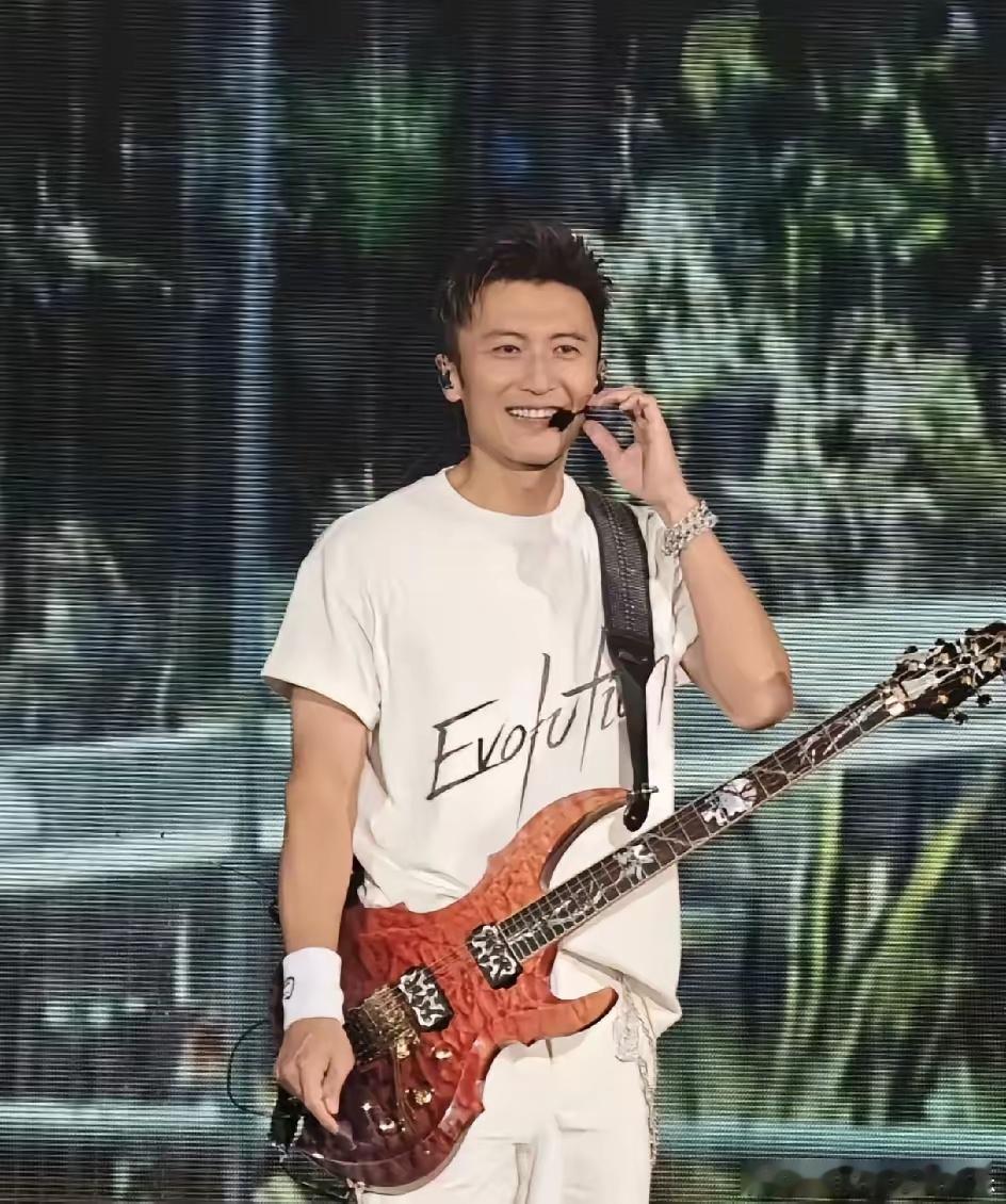 我同事刚听了一场谢霆锋演唱会回来，回来她说的第一句话就是：以后再也不去听了。我问