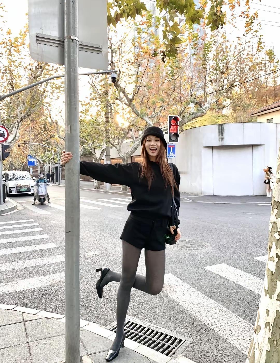 对联上联：[作揖][作揖][作揖]；下联：拉住。