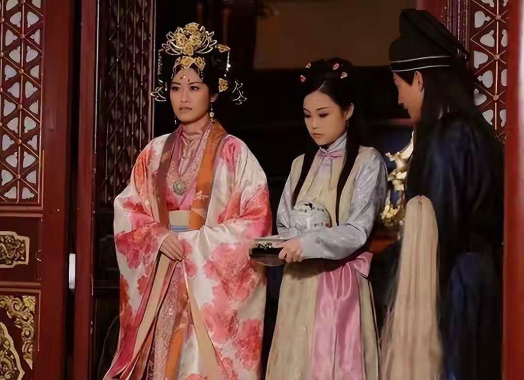 以前看古装剧，总觉得古代有钱人娶好几个小妾，一个个穿金戴银还能争宠，日子过得挺滋