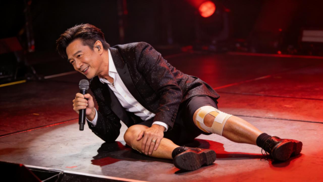 72岁钟镇涛摔舞台仍开唱，21岁女儿甘当和音员：星二代的清醒藏在幕后近日，