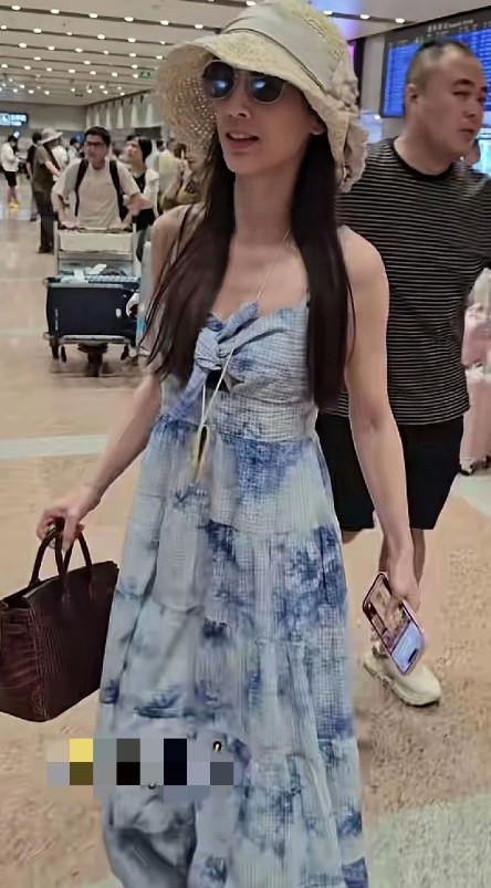 离婚后的黄圣依越来越美了说到底她的身材还是瘦的好看瘦而不柴，脸型也好看，