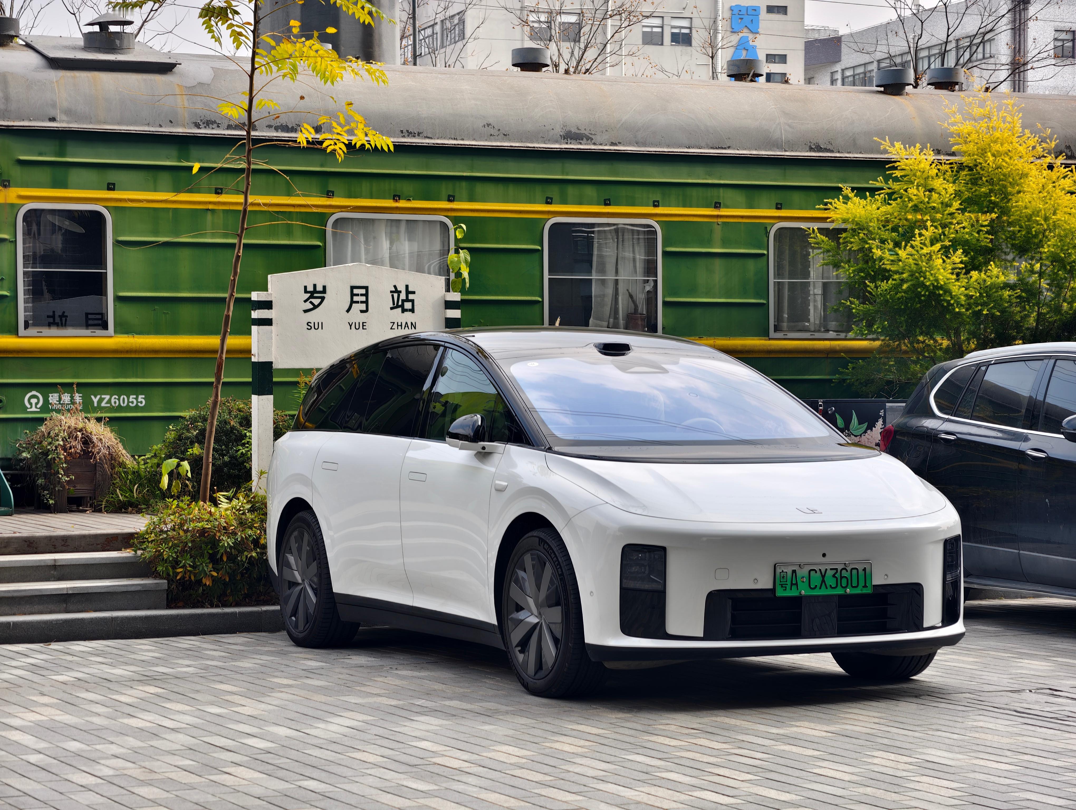 绿皮火车背景下的理想i8，正面是真好看。