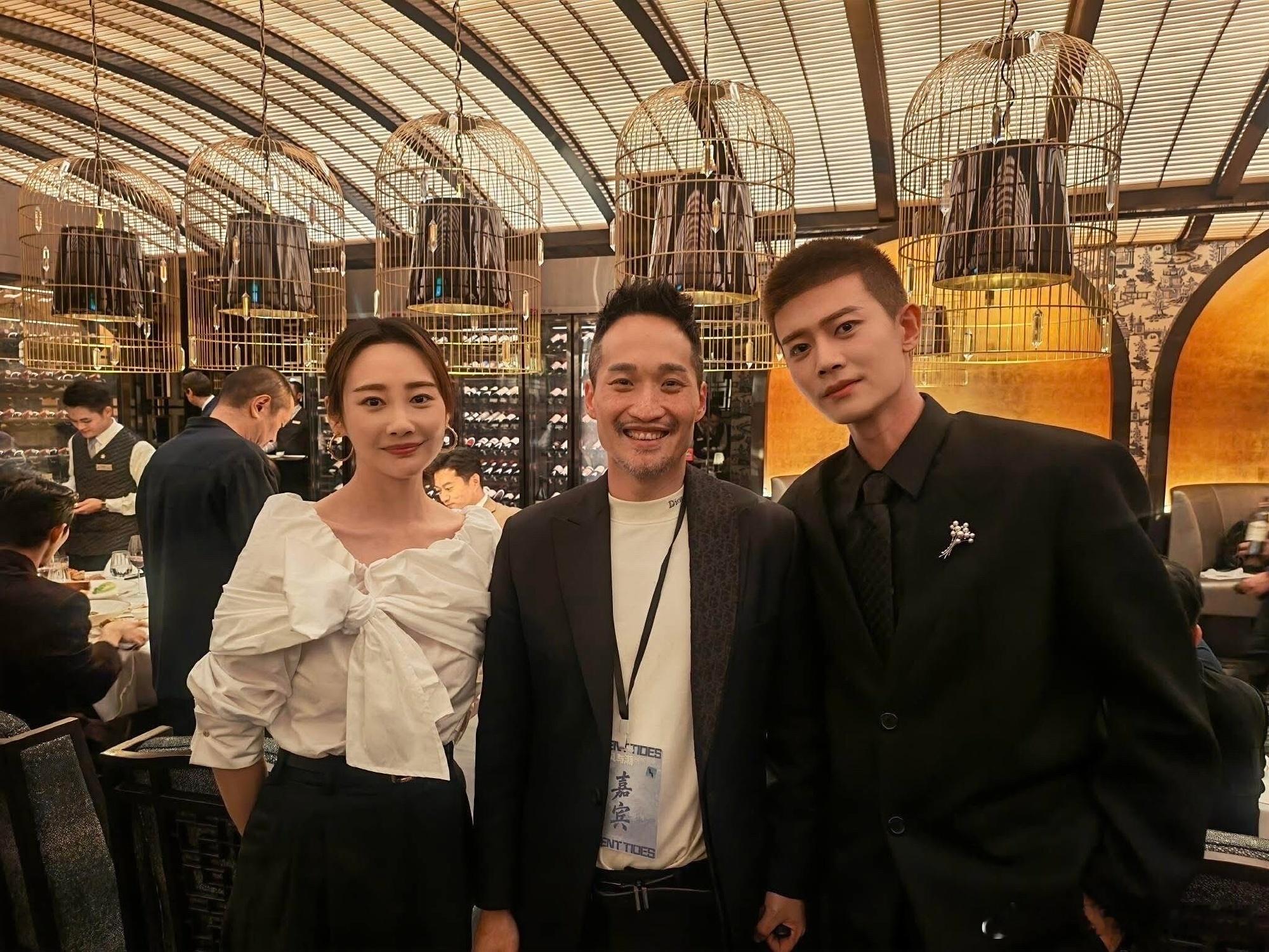 何贤先生的后人何敬康先生也在追看电视剧《风与潮》，还写了一篇长长的观后感，昨天还