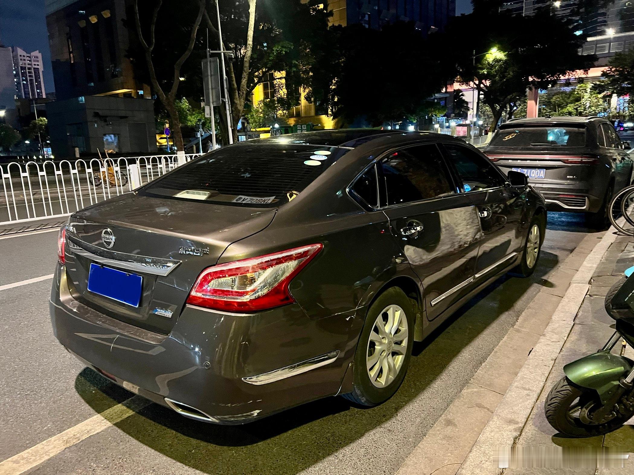 这是一辆非常非常稀有的天籁，甚至在配置表上都找不到这款配置——2.0XV公爵版。