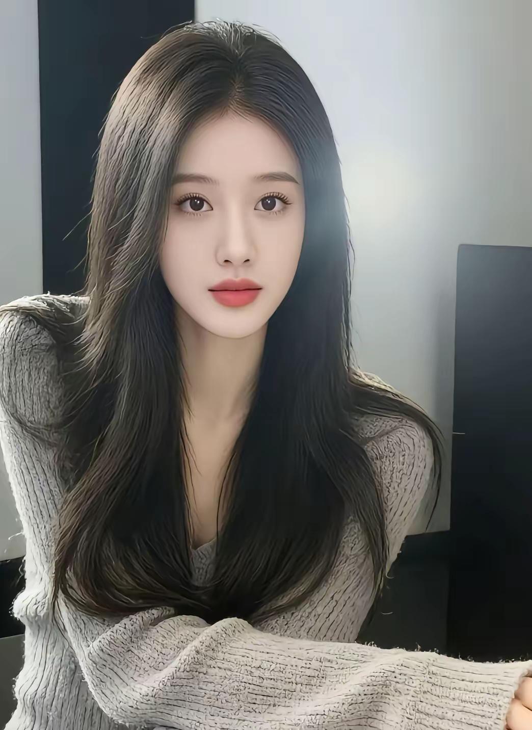 这位小姐姐长发飘飘，好温柔哦！