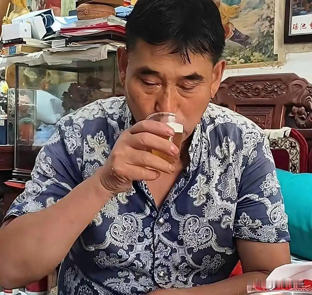 大衣哥如今商演近乎绝迹，并非没人邀，而是没人敢请。县里新楼盘，去年请明星花五万，