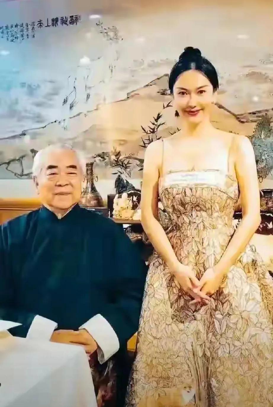 惊爆！37岁徐萌嫁大50岁范曾，一年半成“掌权人”2024年，80多岁的范曾四