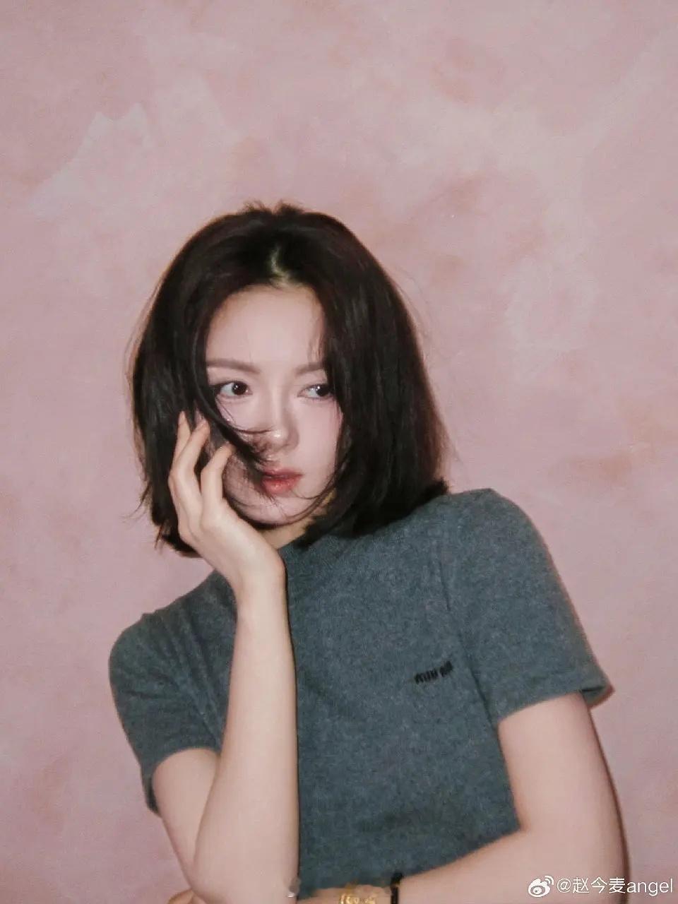 赵今麦的MiuMiu新图又来了。。这不是好看多了吗