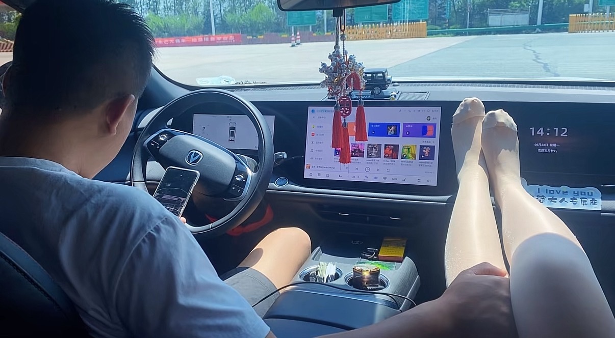 开车一定要专心…​​​