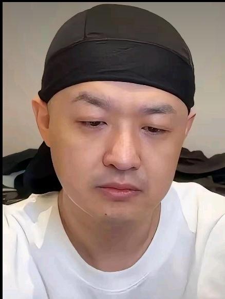 包贝尔最近这波操作，直接把娱乐圈“危机公关”的底线刷新了。我猜到包贝尔可能会出