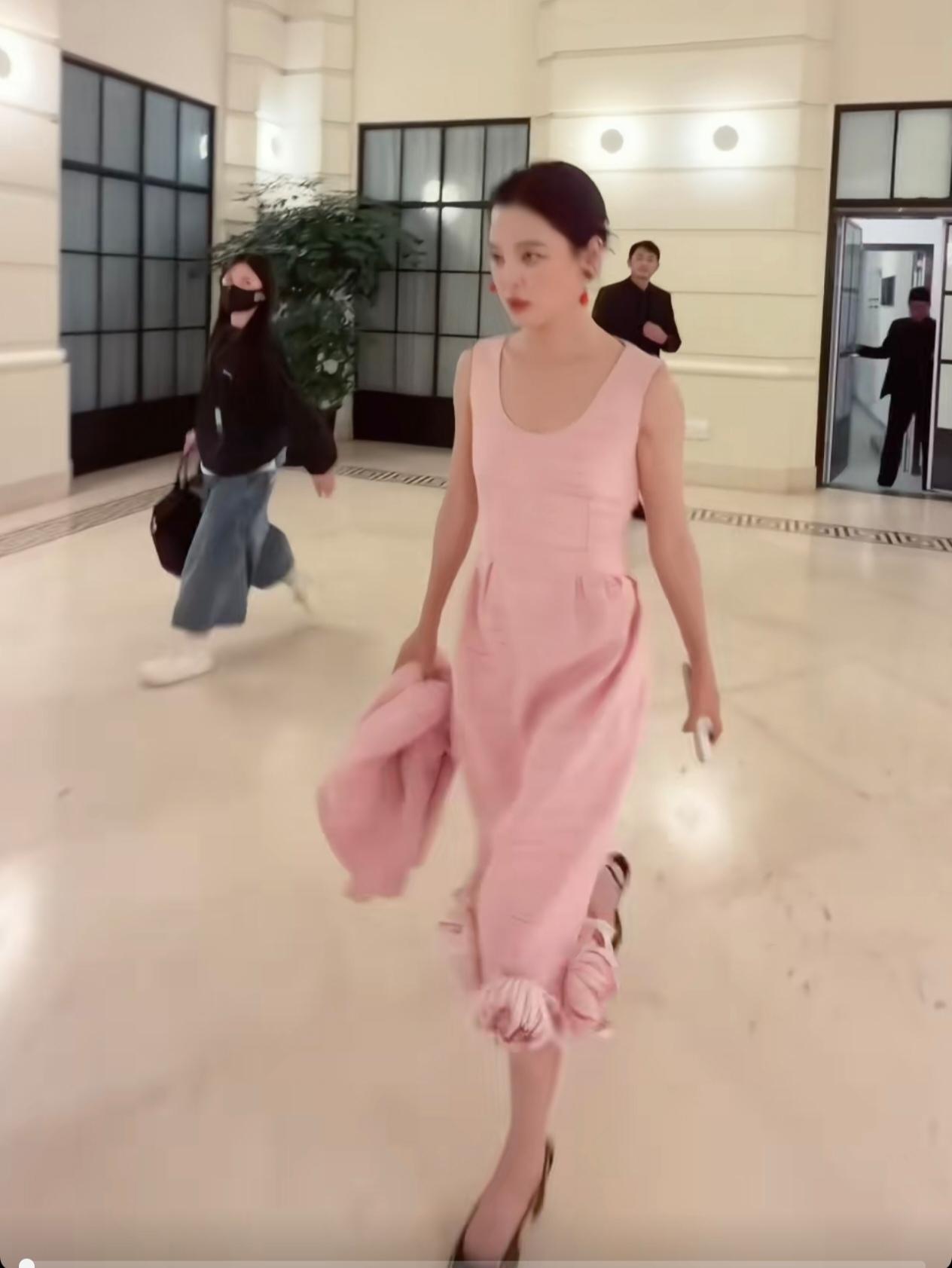感觉香奈儿终于找到最适合的形象大使了，挑人的眼光也非常毒辣！辛芷蕾就是大女人