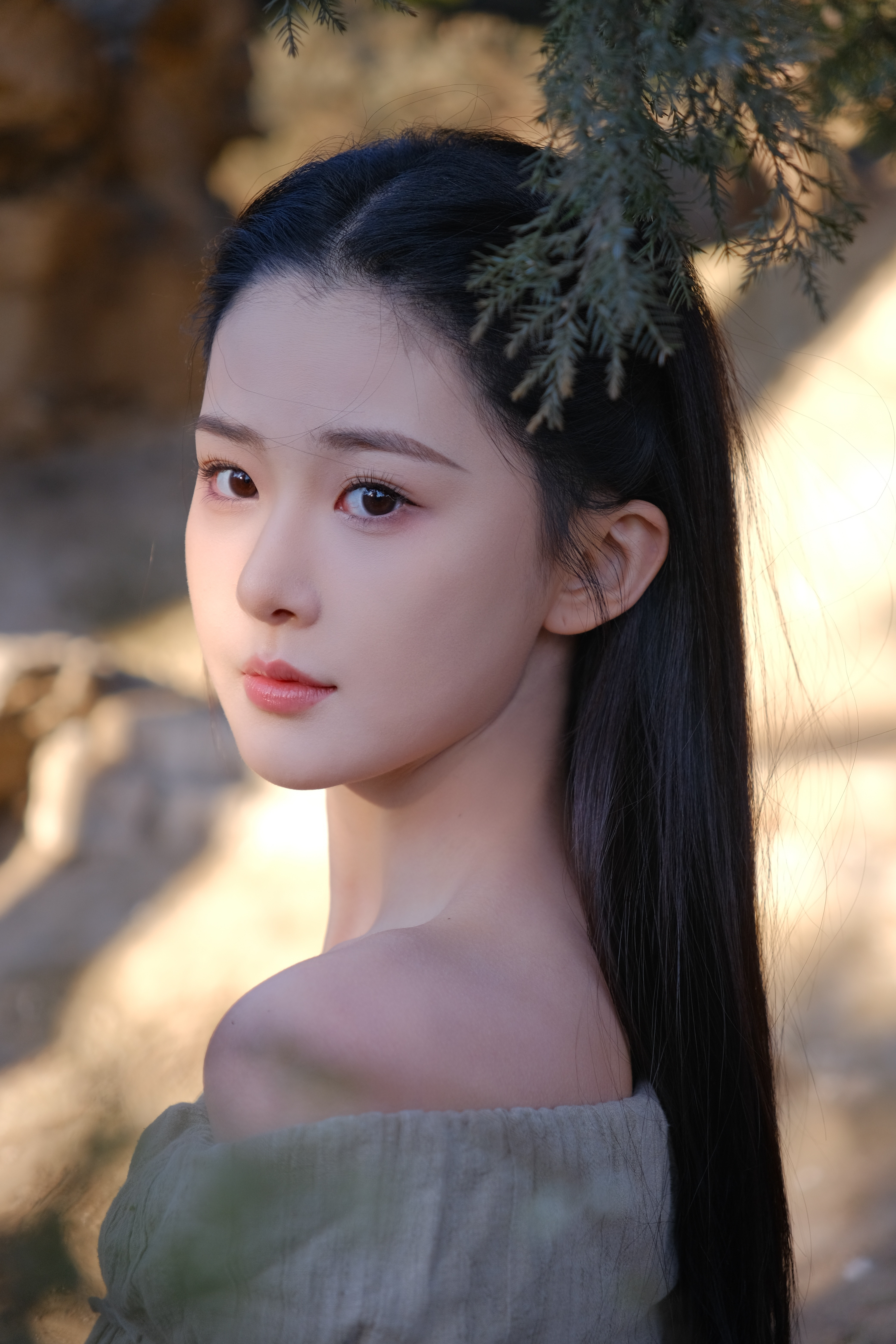 是玫瑰是松柏是荆棘，是任何她想成为的样子。我们(women)，都了不起。姑娘们，