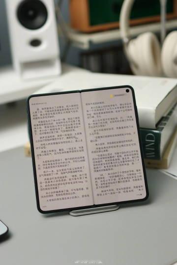 折叠屏看电子书真的打开新世界！机身轻薄久握不累，超大内存能存下海量读物...