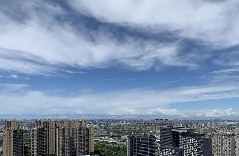 成都天气就像个调皮鬼，根本让人捉摸不透！截至今日16时，全市最高气温达42
