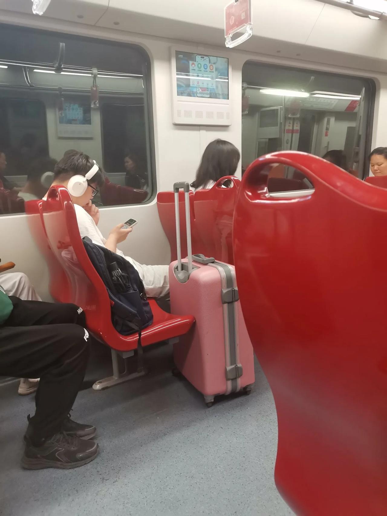 今天坐地铁遇到一件狠尴尬的事，我地铁十六号线到新场下场，车上人不多，但我下车时，