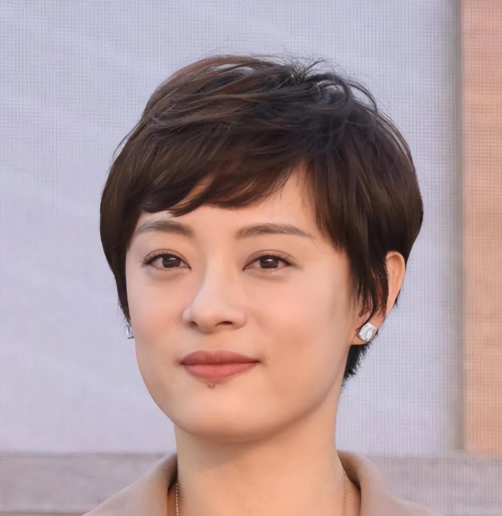 孙俪越长越像梅婷，梅婷越长越像倪萍，倪萍越长越像赵忠祥