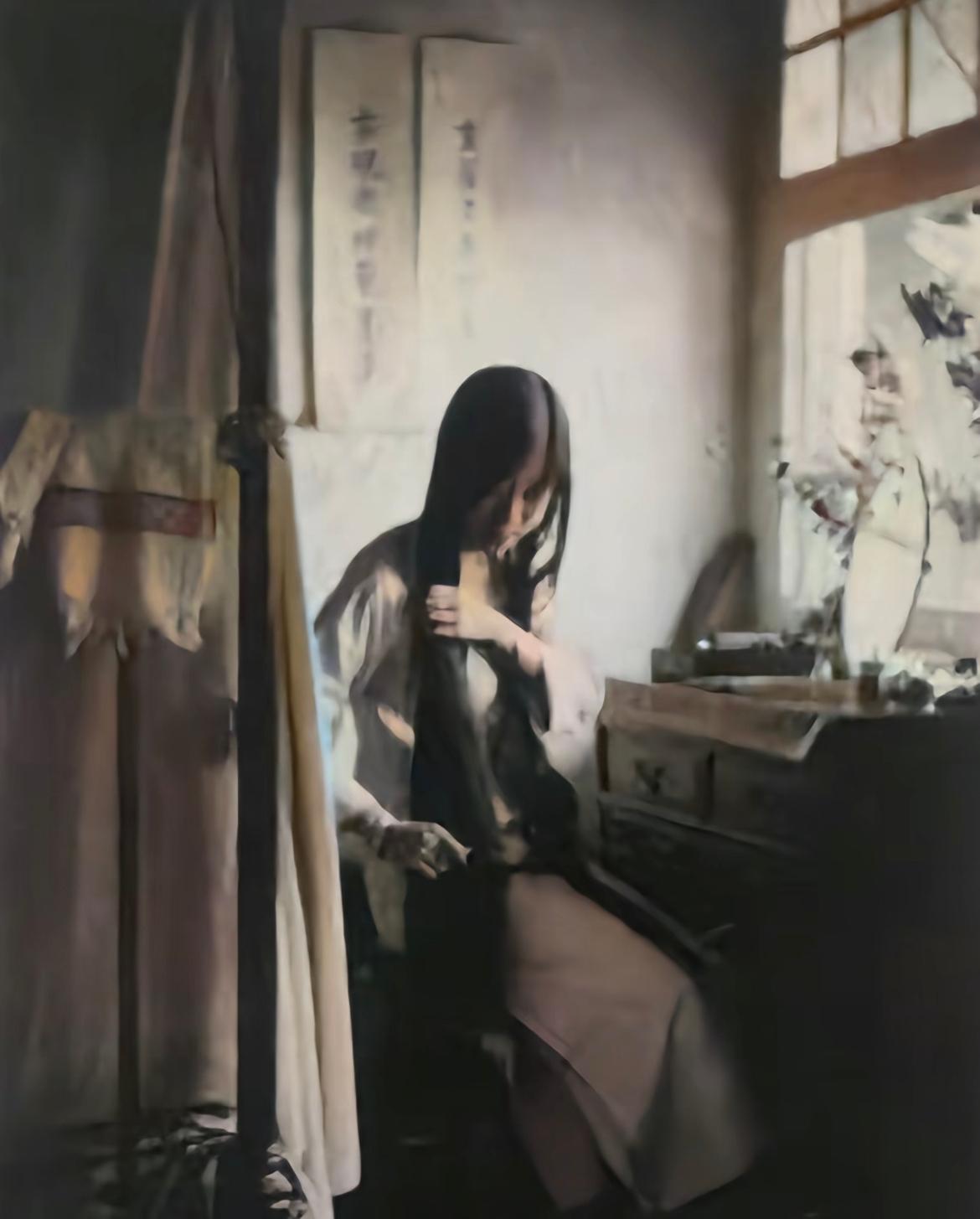 老照片：末代皇后婉容梳头发的旧照，依稀可以看出婉容年轻时的颜值还是很高的。可