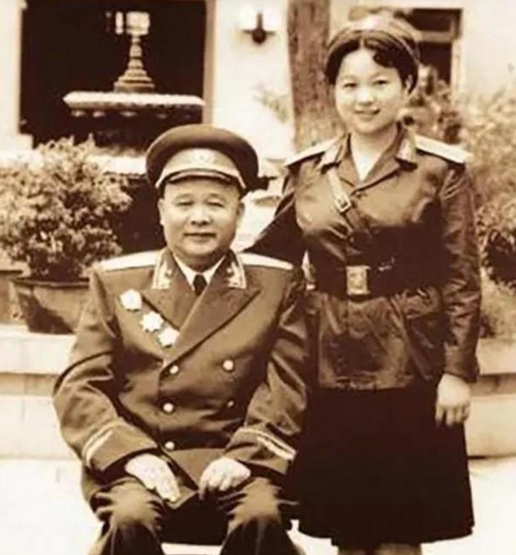 1955年，与徐海东失散二十多年的女儿徐文金在广播中听到了父亲的名字。她怎么也没