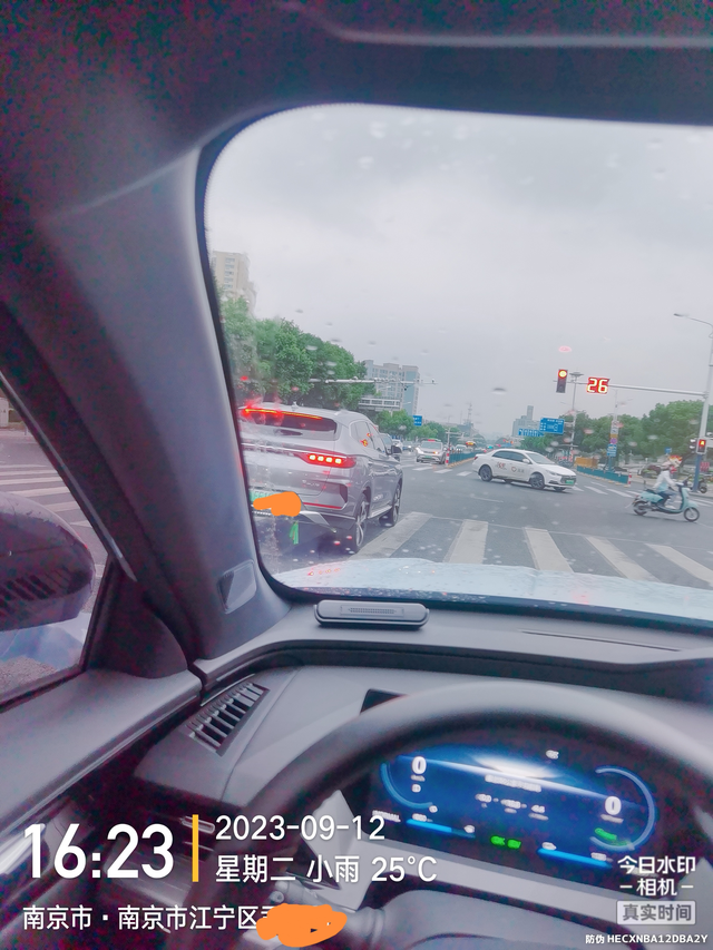 很奇怪的操作前方即将变灯，大家都减速停车，我左侧邻近车道一辆宋也明显减速（此时