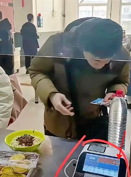 韦东奕在食堂吃饭一顿饭只要4块看了下他卡里的余额饭卡余额759.8元！这数字