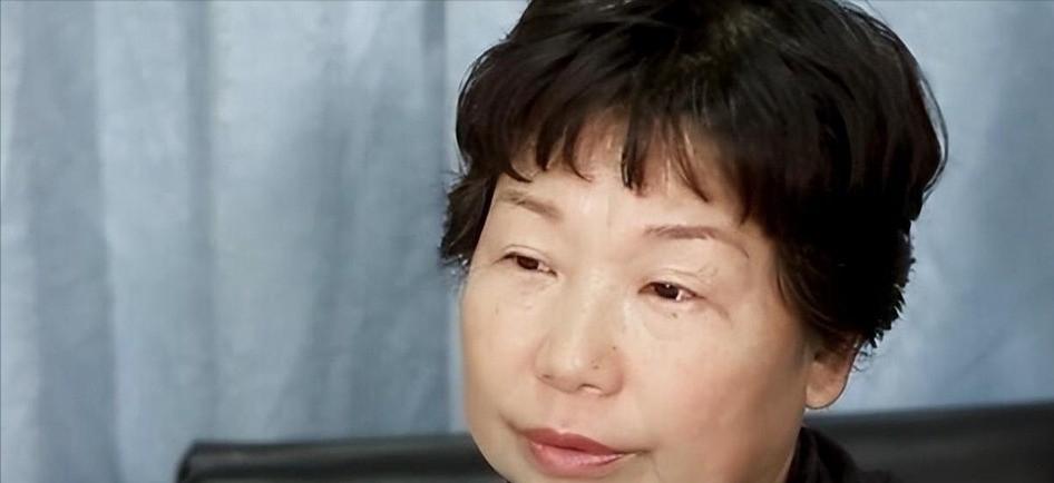 以前老两口总要张罗一大桌子菜，盼着儿孙满堂热热闹闹。后来家里冷清了，两位老人经常