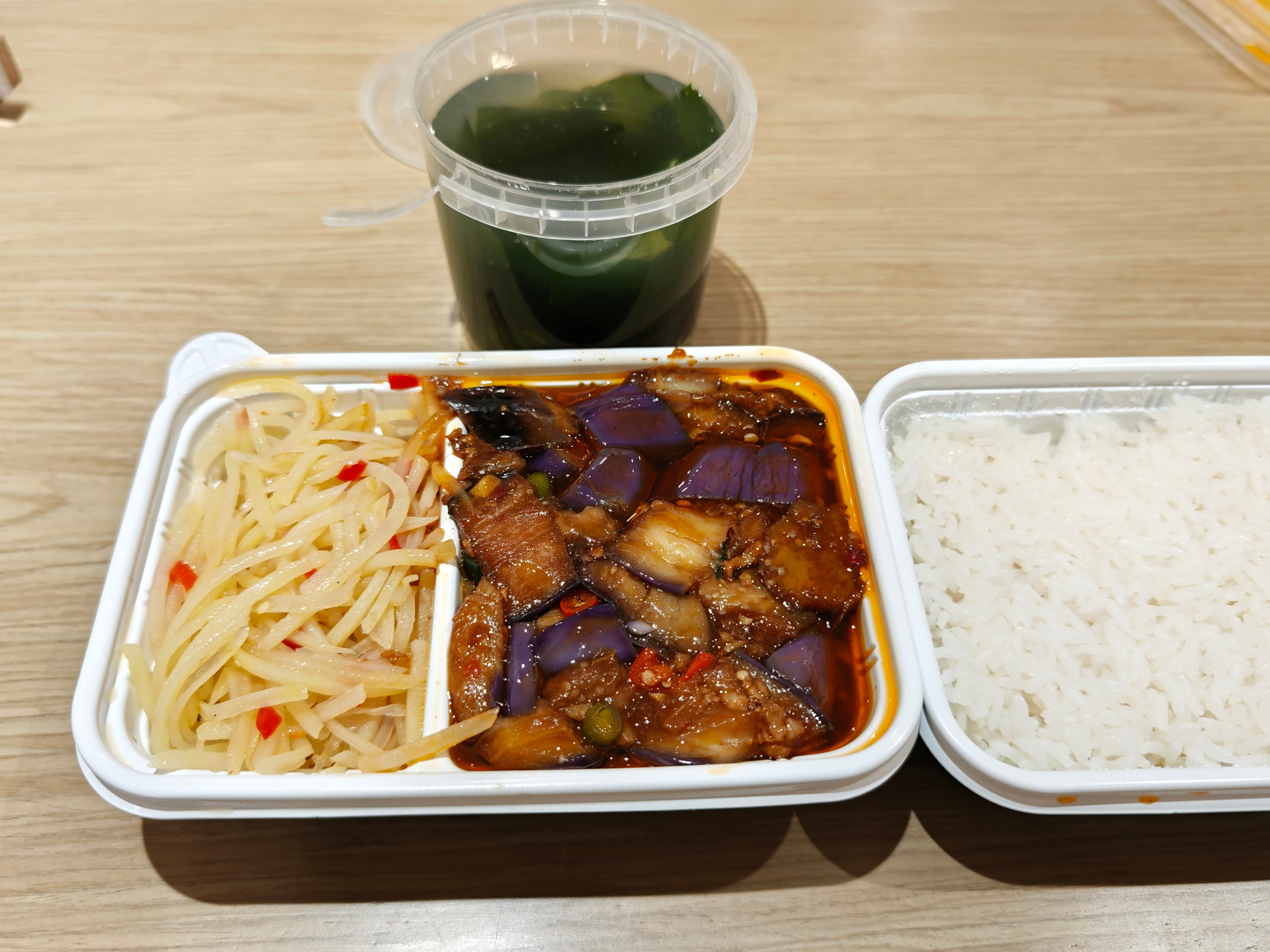 来了趟理想汽车售后，首保体验还行，毕竟价格在这里摆着，真不便宜，机油机滤799，