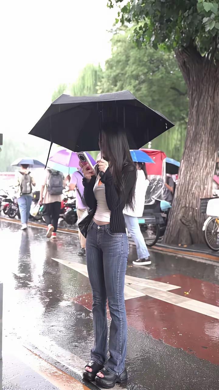 雨中漫步，撑伞自拍，街头时尚