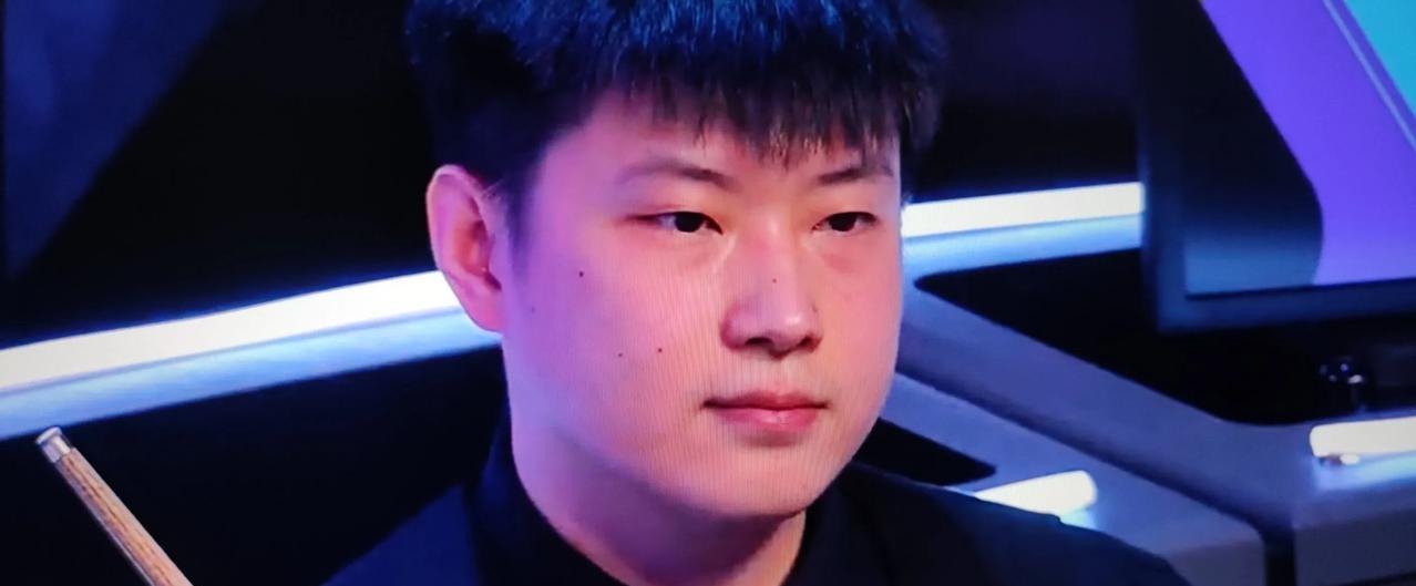 斯诺克英国公开赛第一轮，赵心童对阵赫吉尔。赫吉尔很准，拿下首局后，第2