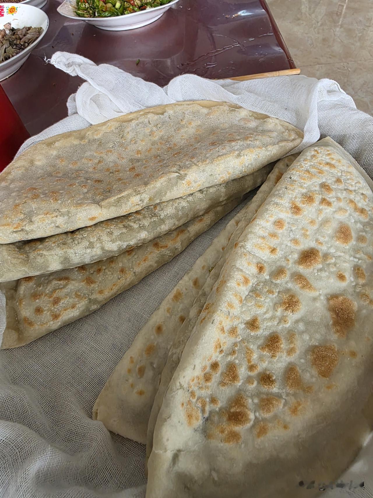 二嫂烙出了这个夏季最好吃的馅饼……这个时节的村里，其实不只我们村里，应该说大