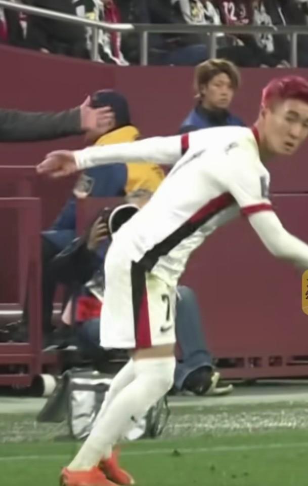 爱憎分明！韦世豪一袭红发客挑日本球队。为民族尊严，他整场拼尽全力，多次制造助攻，