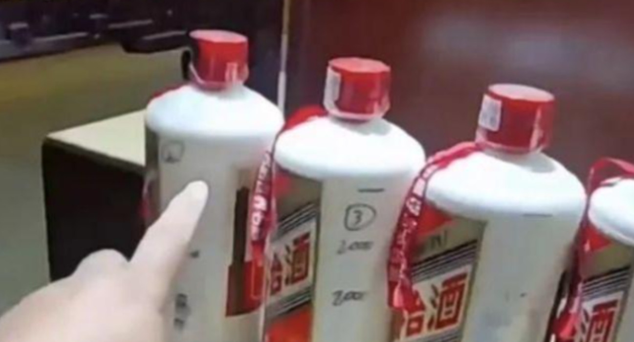 上海一男子发现一航空公司有推销活动，只要飞往贵州，就能以1499元买6瓶茅台。男