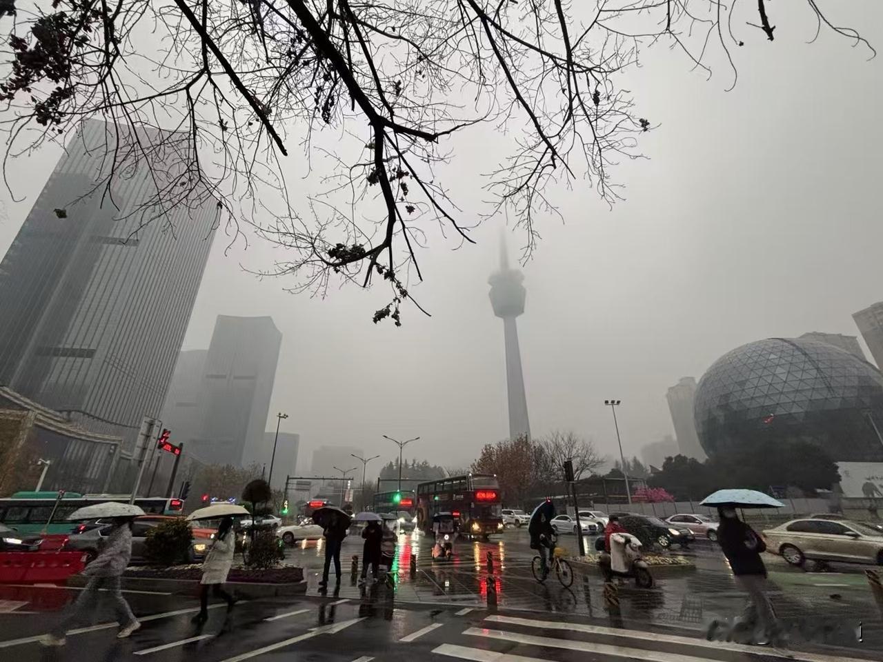 2025年西安的第一场雨加雪，终于下了！往年冬天虽然雨雪天少，但今年压根就没有