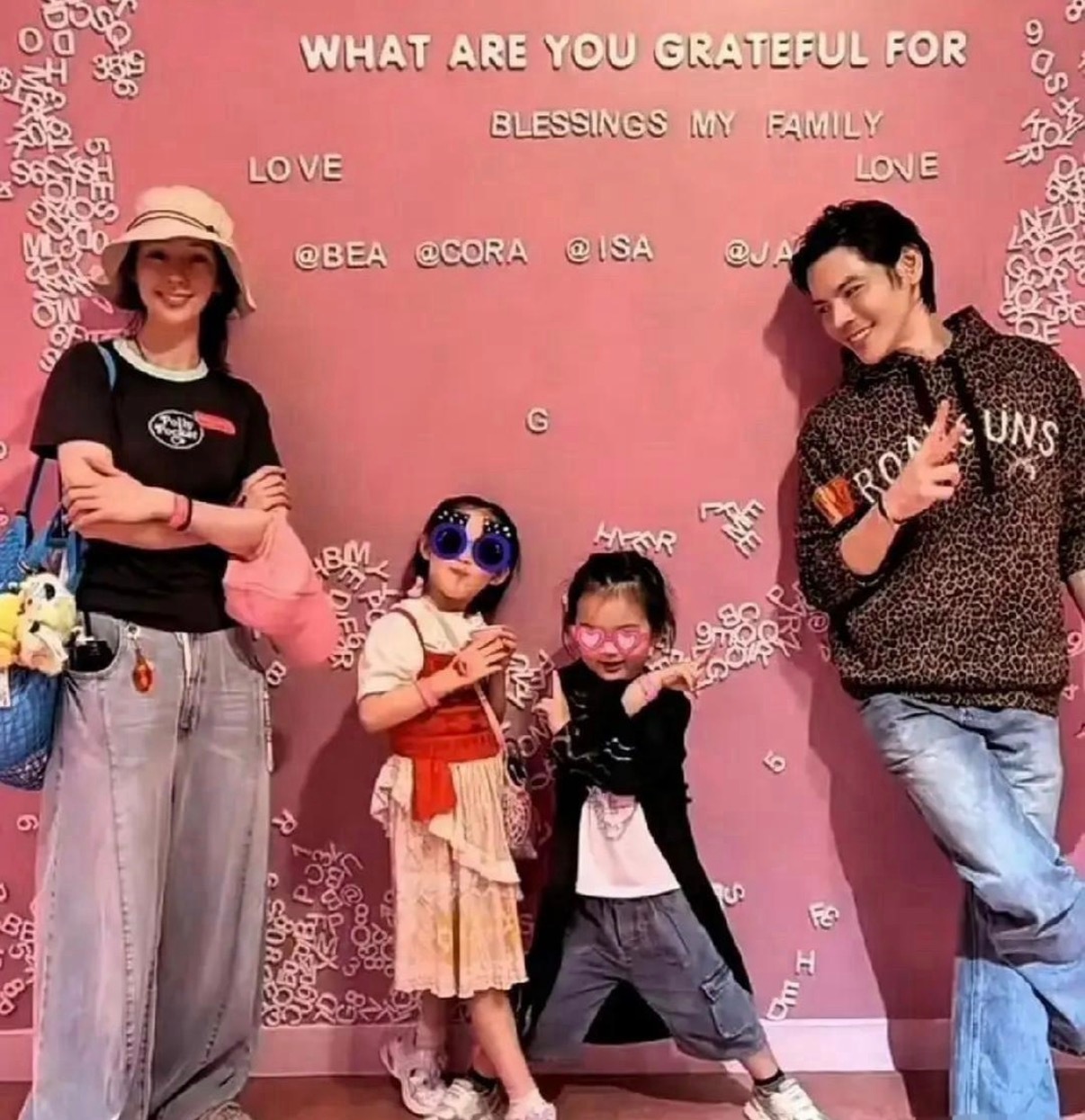 向佐发了张一家四口的合照，老婆和俩娃都出镜了，两个孩子个子长得好快。​​​