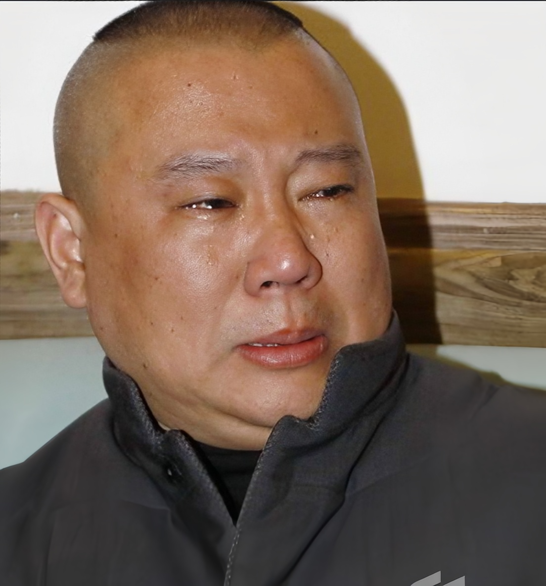 1995年，郭德纲第三次闯北京，经常穷到连房租都交不起。房东在门外砸门踢门骂街，郭德纲躲在屋里不敢出