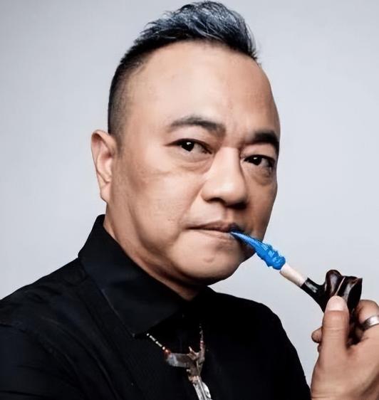 一次，赵本山的保镖张家豪，在酒吧门口不小心刮蹭了一辆车。车主狮子大开口，张家豪不