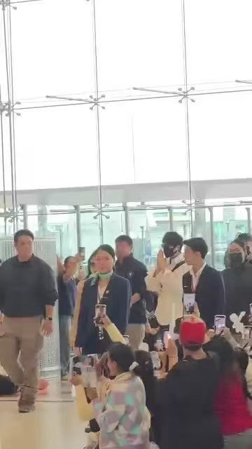 泰星在粉丝群发了丞磊哈哈哈哈TayTawan你也有追星的一天！在粉丝群发偶遇