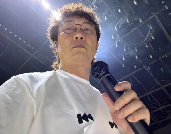 陈奕迅晒彩排怼脸自拍粉碎谣言霸气回应